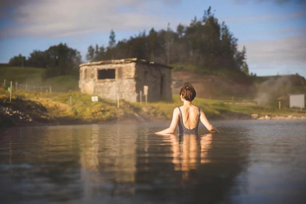 Baignade estivale au Secret Lagoon en Islande