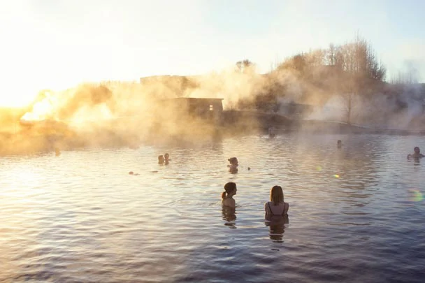 Les vapeurs des sources chaudes du Secret Lagoon en Islande