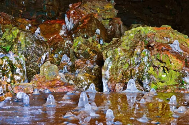 La grotte de Vatnshellir dans le parc national de Snaefellsjokull en Islande