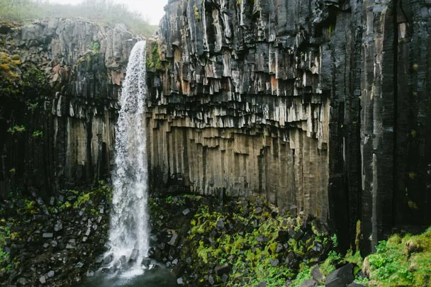 La cascade de Svartifoss en Islande et ses singulières orgues basaltiques