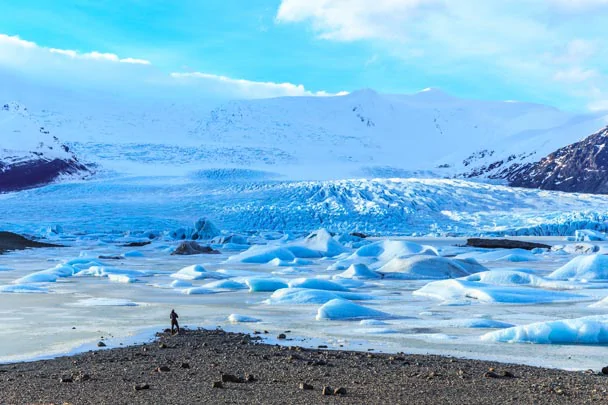 Un touriste sur le glacier Vatnajökull en Islande