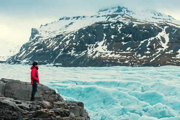 Un touriste admirant l'immensité du Vatnajökull en Islande