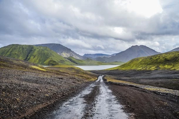 Une piste à travers le Landmannalaugar en Islande