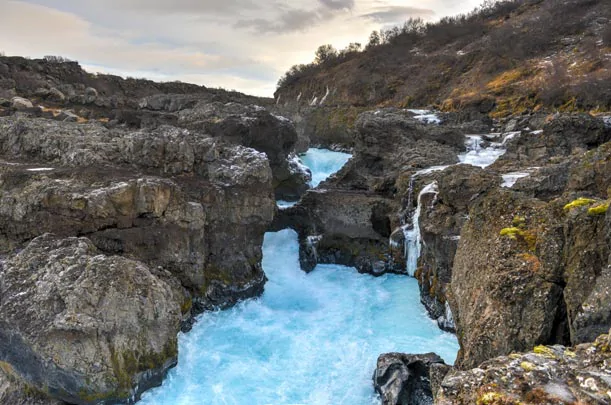 Les tourbillons des chutes de Barnafoss en Islande