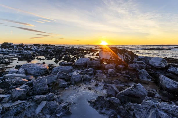 La plage Ytri Tunga en Islande, au coucher du soleil