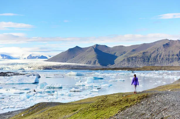 Une randonneuse autour du lagon du Jokulsarlon en Islande