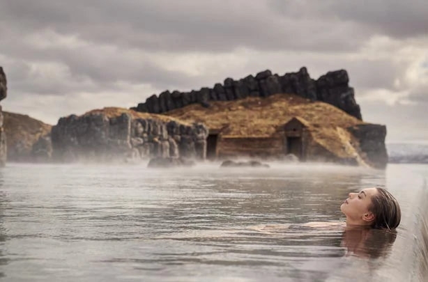 Détente dans les eaux chaudes géothermiques du Sky Lagoon en Islande