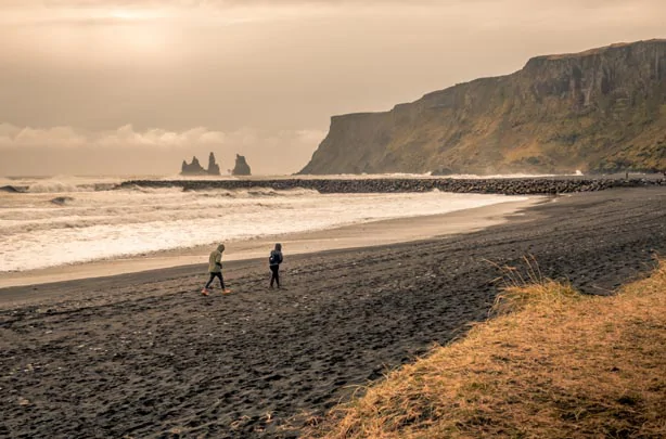 Une plage de sable noir de la région de Vik en Islande