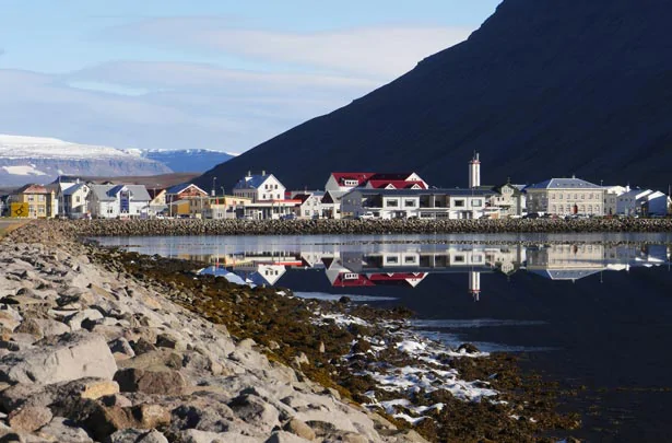 Le village côtier d'Isafjordur en Islande