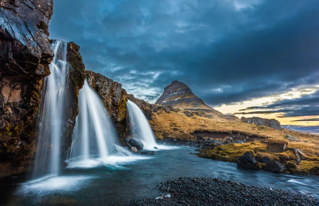 Les cascades de Kirkjufell à l'automne en Islande