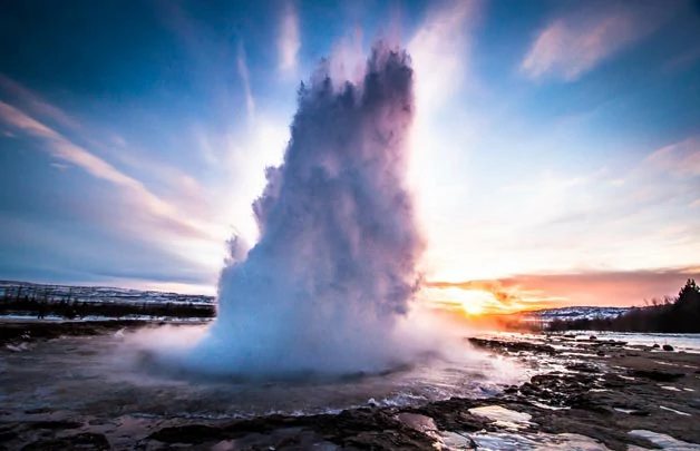 Strokkur le geyser le plus actif d'Islande à Geysir en Islande