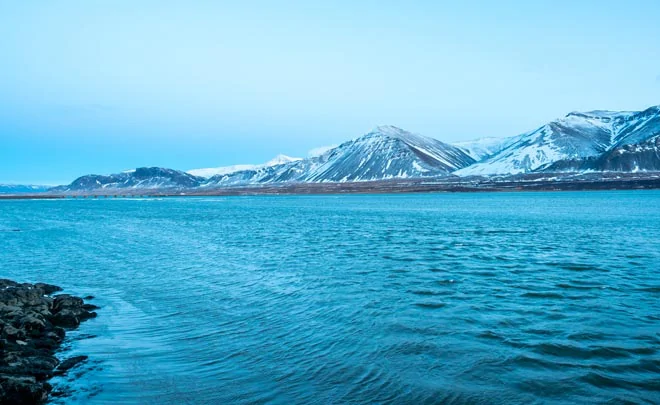 Vue sur les montagnes et la mer à Borganes en Islande