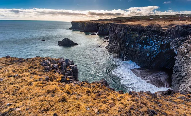 Les falaises de la côte sud de Snaefellsnes à Arnarstapi en Islande