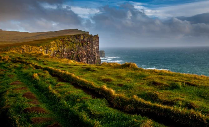 Le Cap de Latrabjarg plongeant dans la mer en Islande