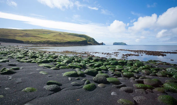 Une plage de sable noir des Iles Vestmann