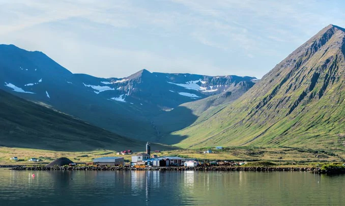 Les montagnes du fjord de Siglufjordur en Islande