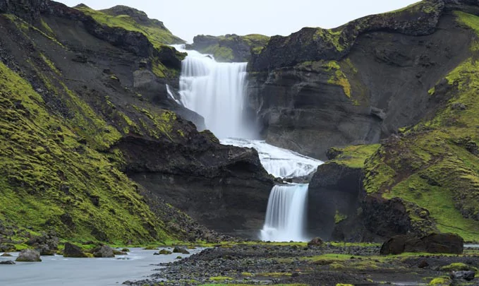 La cascade de Ofaefufoss dans la région de Kirkjubaejarklaustur en Islande