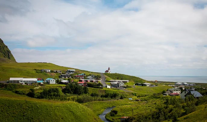 Le charmant hameau de Vik en Islande en été 