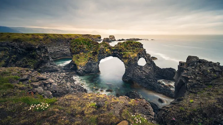 L'arche de lave de Gatklettur à Arnarstapi en Islande