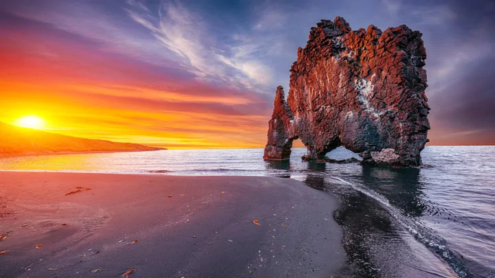 Hvitserkur en Islande au coucher du soleil