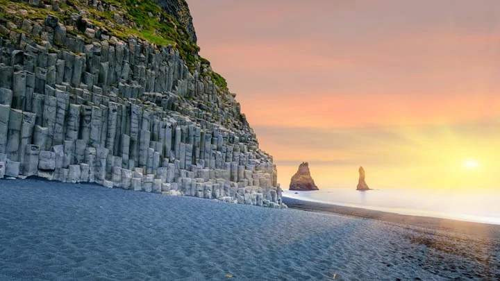 Les colonnes basaltiques de la plage de Reynisfjara en Islande