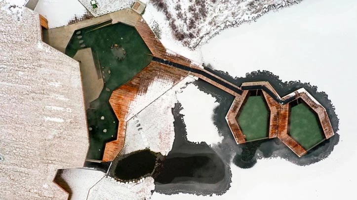 Le complexe des bains géothermiques Vök Baths sous la neige en Islande