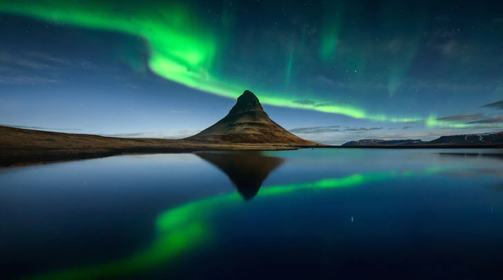 Kirkjufell sous les aurores boréales