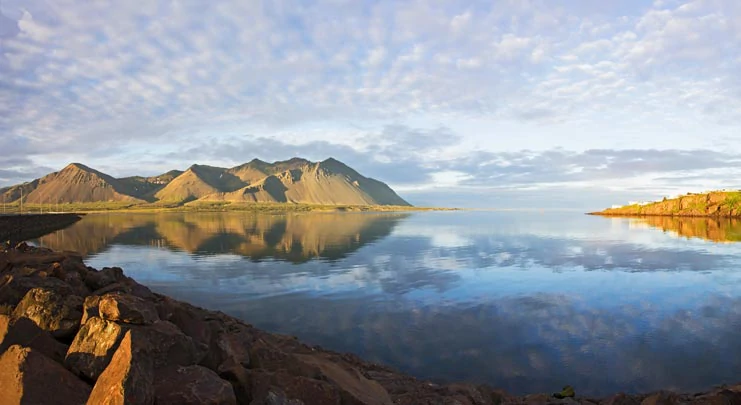 Les paysages environnants de la petite ville de Borganes en Islande