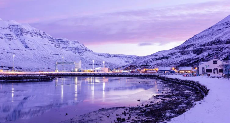 Le fjord de Seydisfjordur sous la neige en Islande