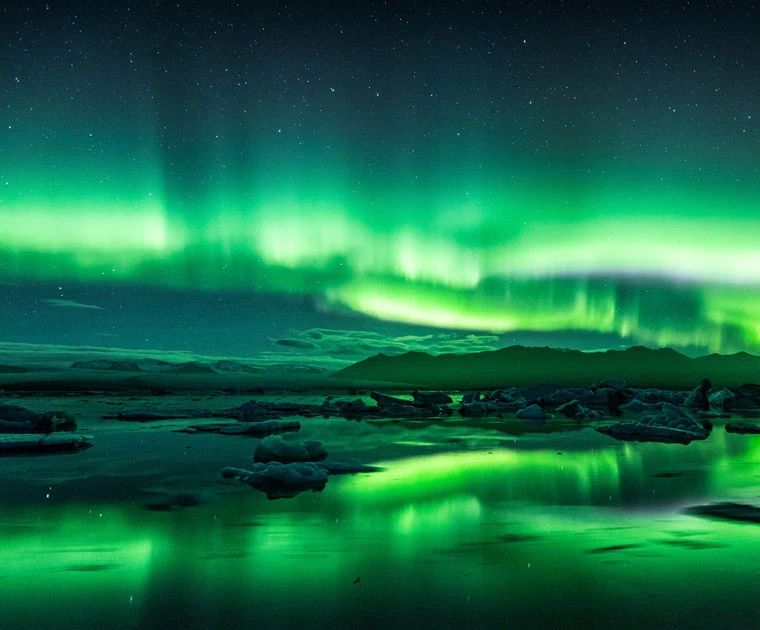 Le lagon glaciaire du Jokulsarlon sous les aurores polaires