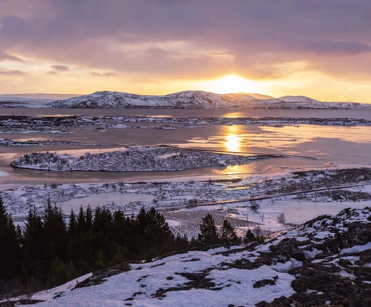 Coucher de soleil sur le parc enneigé de Thingvellir