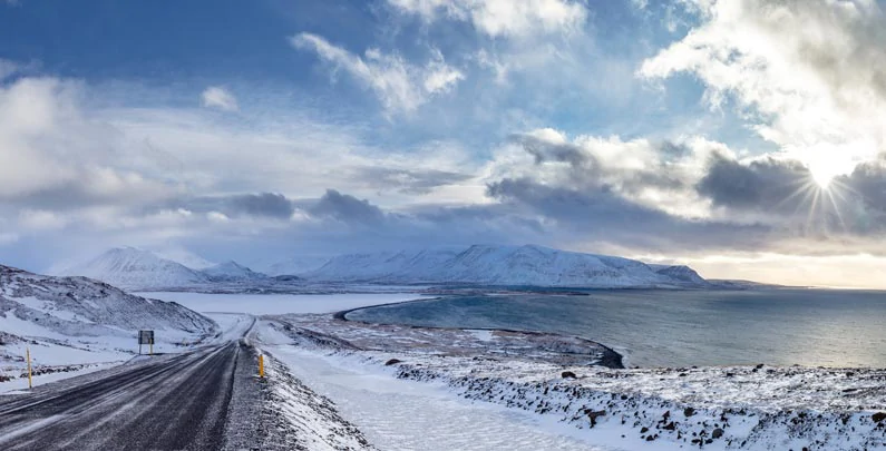 Le fjord Siglufjordur en Islande, sous la neige