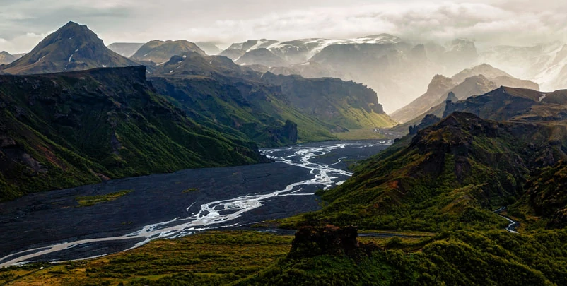 Les paysages extraordinaires de la vallée glaciaire de Thorsmork en Islande