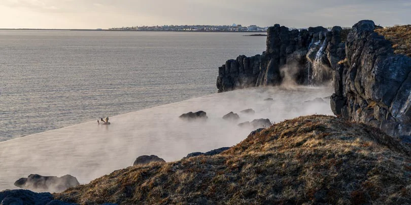 La vue d'exception du bassin géothermique du Sky Lagoon en Islande