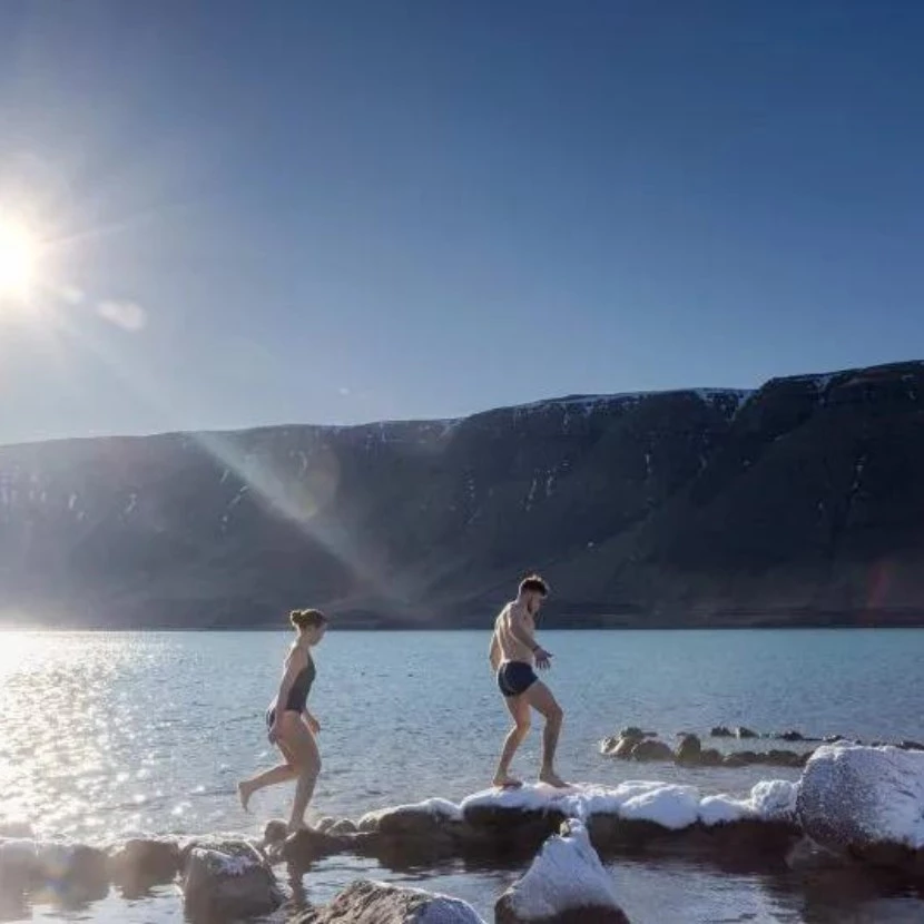 Baignade aux Hvammsvik Hot Springs