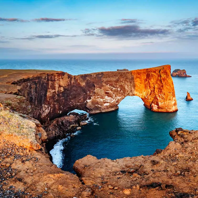 Les falaises et l'arche basaltique de Dyrholaey en Islande