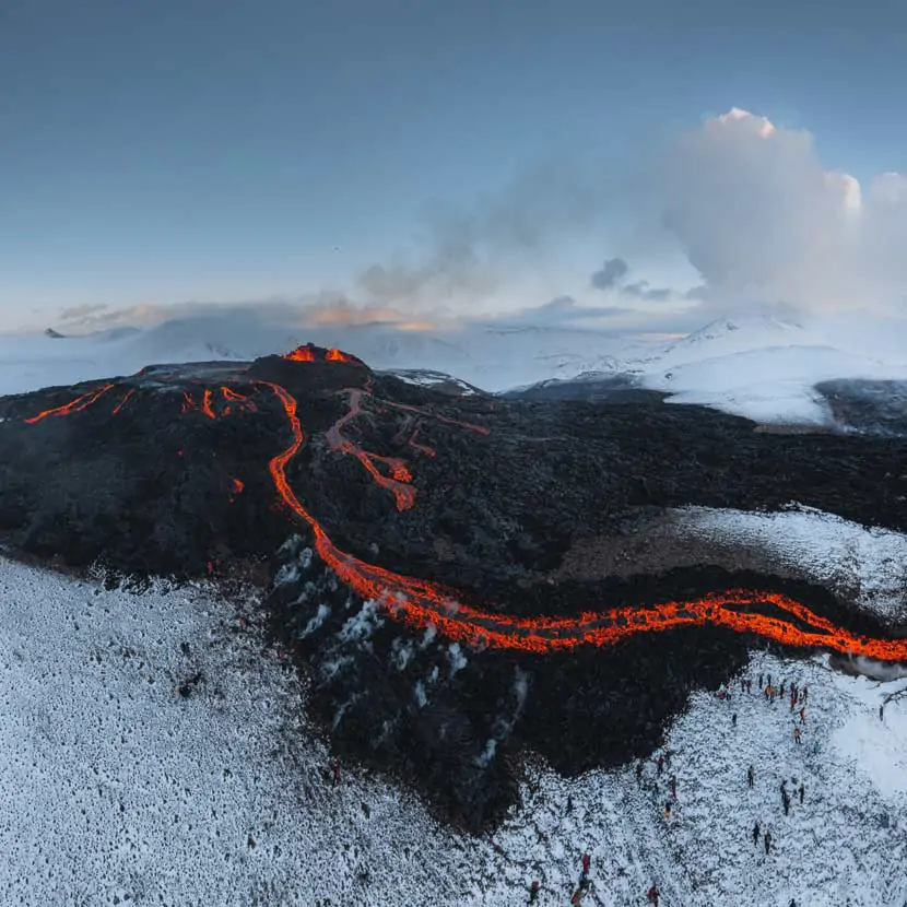 De la lave chaude et du magma sortent du cratère du volcan Fagradalsfjall en Islande en 2021