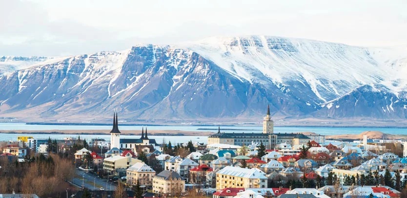 Les montagnes bordant la ville de Reykjavik en Islande