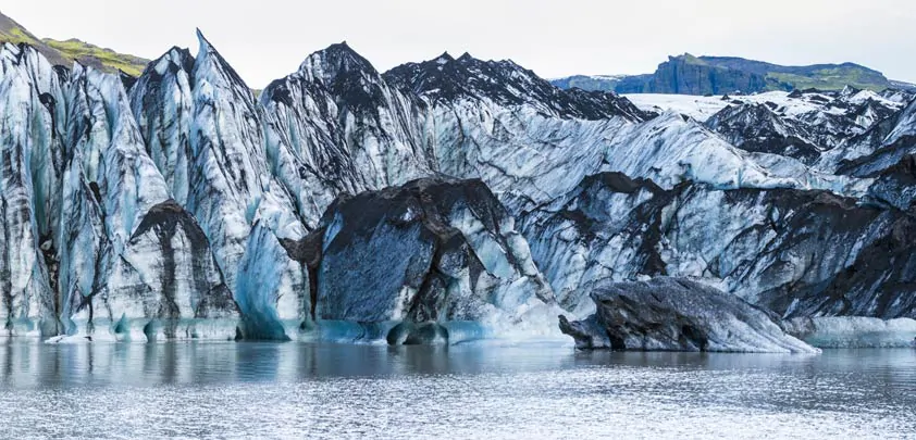 La langue glaciaire du Solheimajokull et son lac  en Islande