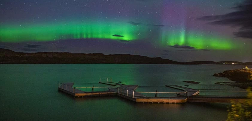 Les Vök Baths en Islande sous les aurores boréales