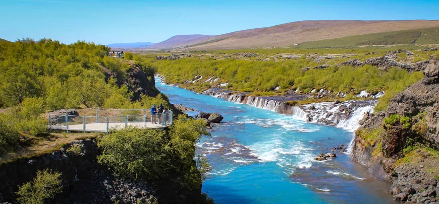 La plateforme d'observation des chutes d'Hraunfossar en Islande