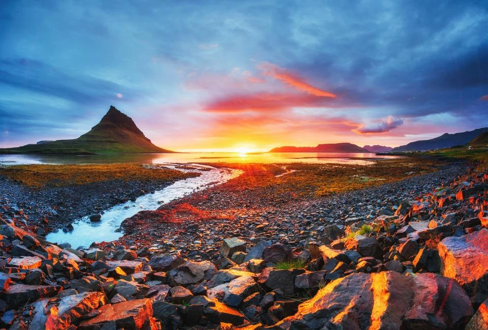 La grande boucle de l'Islande sous le soleil de minuit